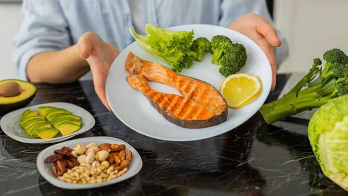 Tăng cường rau xanh và thực phẩm giàu omega-3 hỗ trợ cân bằng nội tiết tố tự nhiên