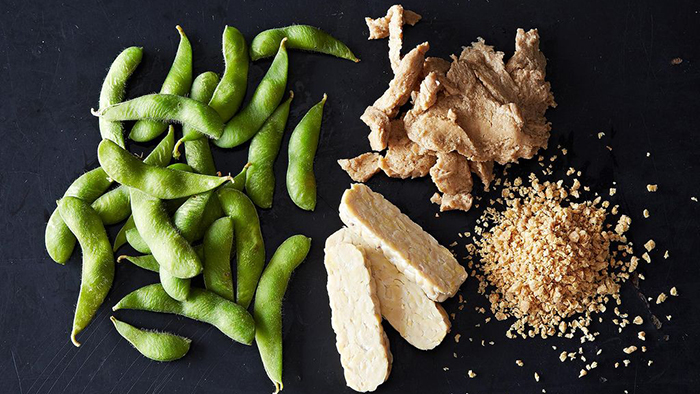 Đậu phụ, các loại đậu và ngũ cốc nguyên hạt là nguồn protein thực vật dồi dào, an toàn cho sức khỏe