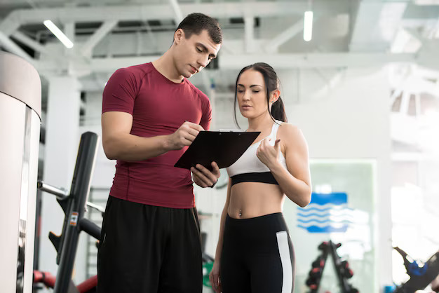Người mới bắt đầu hoặc người có bệnh lý nền nên tham vấn ý kiến của chuyên gia thể hình