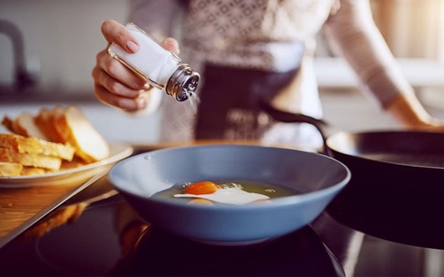 Người bệnh đái tháo đường với biến chứng suy thận nên tự nấu ăn tại nhà để hạn chế muối