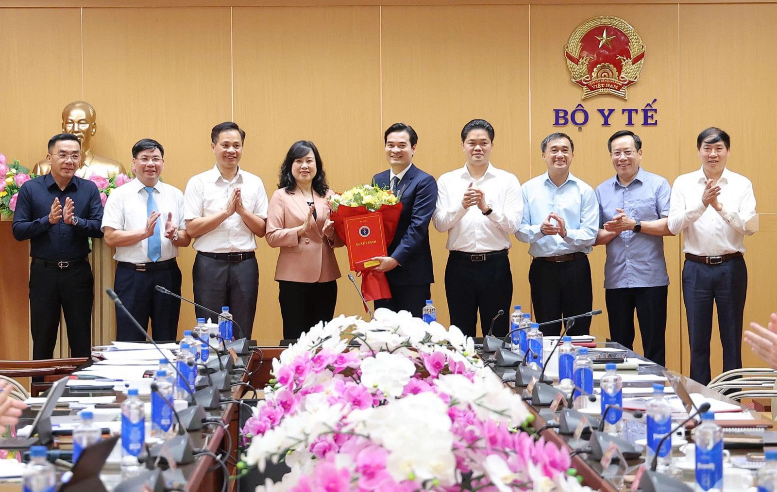Bộ trưởng Đào Hồng Lan, Thứ trưởng Thường trực Bộ Y tế Vũ Mạnh Hà; Thứ trưởng Trần Văn Thuấn và Thứ trưởng Lê Đức Luận; đồng chí Phạm Minh Khuê - Phó Bí thư chuyên trách Đảng ủy Bộ Y tế và các đại biểu chúc mừng tân Cục trưởng Cục An toàn thực phẩm Chu Quốc Thịnh - Ảnh: vfa.gov.vn.