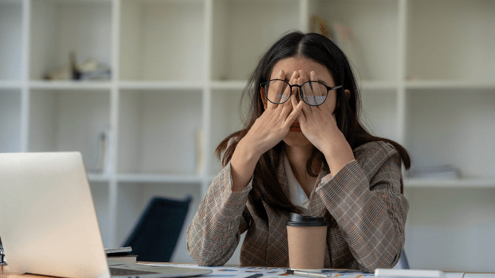 Công việc căng thăng, áp lực là một trong những nguyên nhân chính gây ra tai biến mạch máu não ở người trẻ