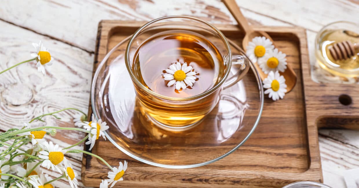 Uống trà thảo mộc có thể giúp thư giãn, dễ đi vào giấc ngủ hơn