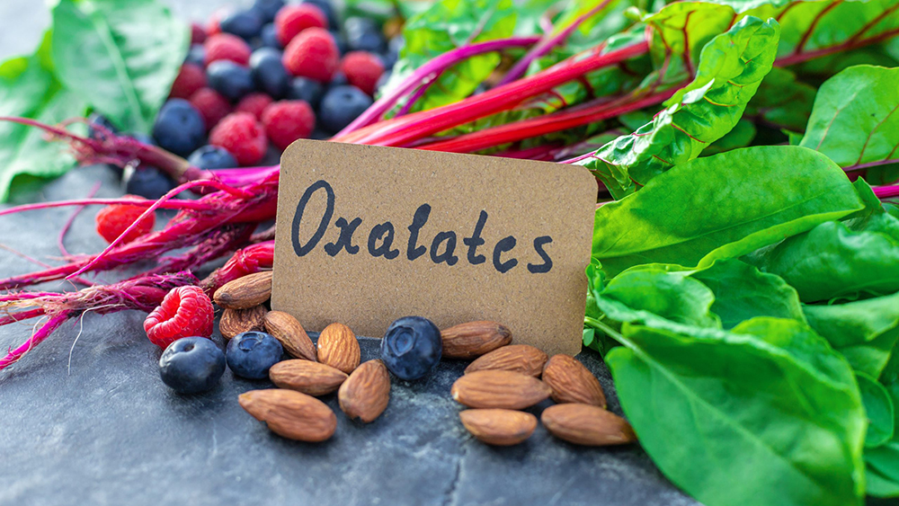 Rau chân vịt, củ cải đường hay các loại hạt chứa hàm lượng oxalate cao cần được kết hợp đúng đắn trong chế độ ăn của người bị sỏi thận