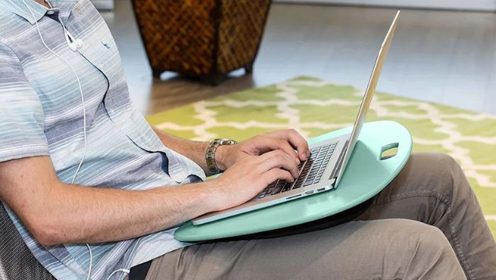 Sử dụng bàn đứng hoặc tối thiểu là giá đỡ giúp tạo khoảng cách an toàn với laptop