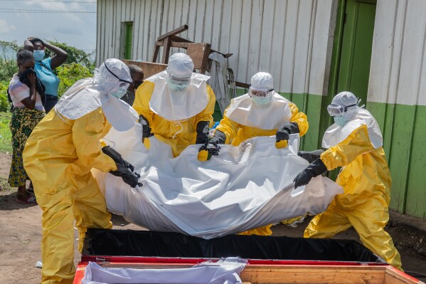Tổ chức Y tế thế giới khuyến cáo việc chôn cất cho người chết do virus Ebola nên do người được đào tạo bài bản thực hiện (ảnh: AP New)