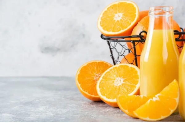 Nước cam có chứa nhiều vitamin C cùng các dưỡng chất khác thúc đẩy sức khoẻ hệ miễn dịch