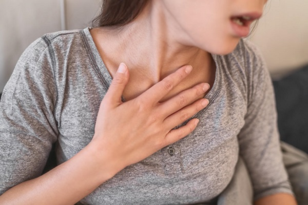 Khó thở và hụt hơi là những triệu chứng phổ biến đặc trưng của bệnh hen suyễn