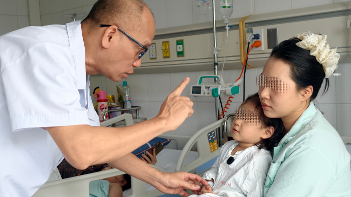 PGS.TS Nguyễn Hồng Hà thăm khám cho người bệnh sau ca phẫu thuật - Ảnh: BVCC.