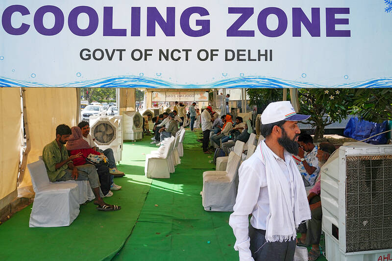 Người dân tránh trú nắng gắt tại một trạm làm mát ven đường do chính quyền thành phố New Delhi (Ấn Độ) tổ chức - Ảnh: AP