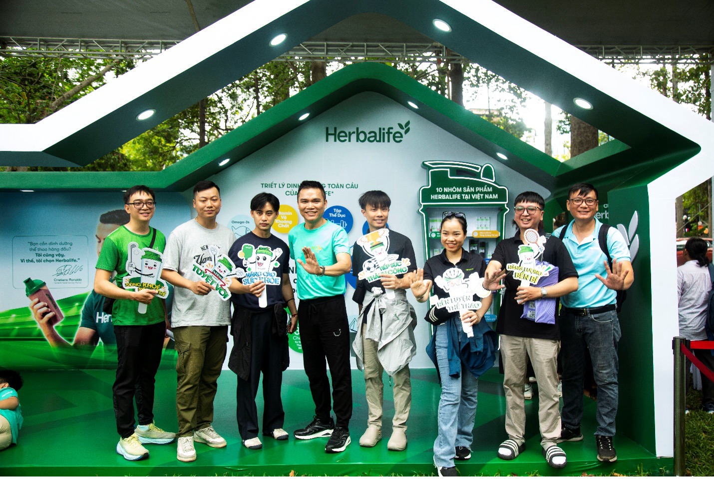 Khu vực trưng bày của Herbalife Việt Nam tại sự kiện cũng thu hút nhiều người tham gia với các hoạt động tương tác thú vị xoay quanh chủ đề sức khỏe và dinh dưỡng.