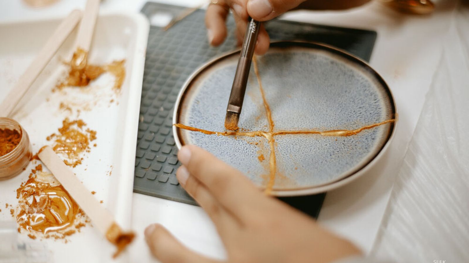 Thay vì che đi các vết nứt, người Nhật giữ lại và xem đó là một phần giá trị của món đồ - Ảnh: Seek Sophie

