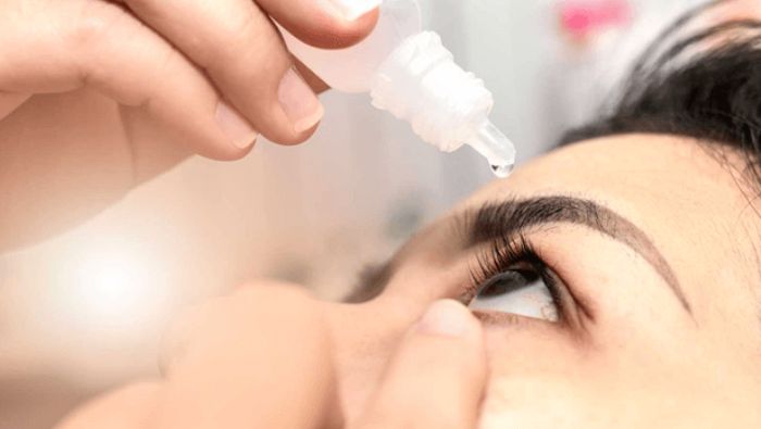 Sử dụng nước mắt nhân tạo để rửa trôi các tác nhân gây dị ứng và làm dịu cơn ngứa 