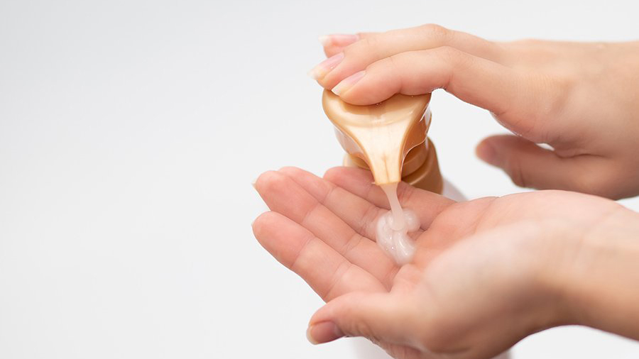 Sử dụng lượng dầu gội vừa phải và thoa lên da đầu trước tiên