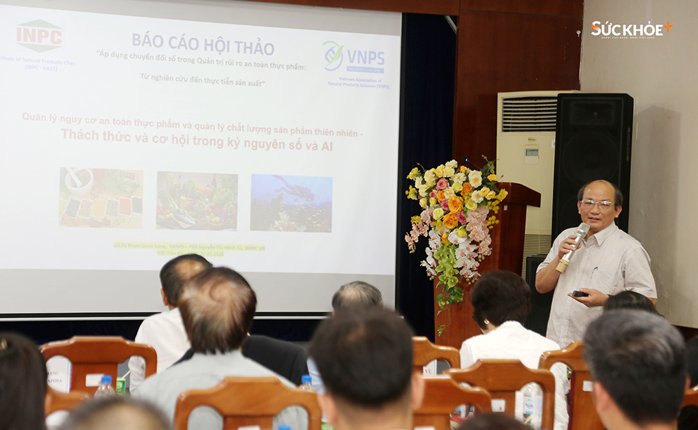 GS.TS Phạm Quốc Long – Phó Chủ tịch, kiêm Tổng thư ký Hội Khoa học các sản phẩm thiên nhiên Việt Nam chia sẻ tại tham luận - Ảnh: Hiệp Nguyễn/sức khỏe+