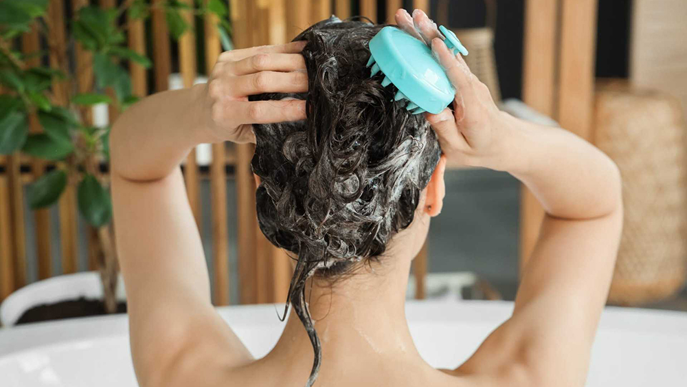 Gội đầu đúng cách không chỉ làm sạch tóc mà còn giữ cho da đầu cân bằng và khỏe mạnh