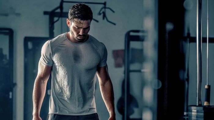 Trang phục từ vải sợi tổng hợp (polyester, nylon) có khả năng thấm hút và đẩy mồ hôi ra xa bề mặt da