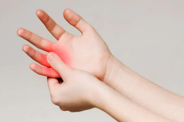 Viêm khớp ngón tay làm cứng khớp, cản trở các sinh hoạt hàng ngày