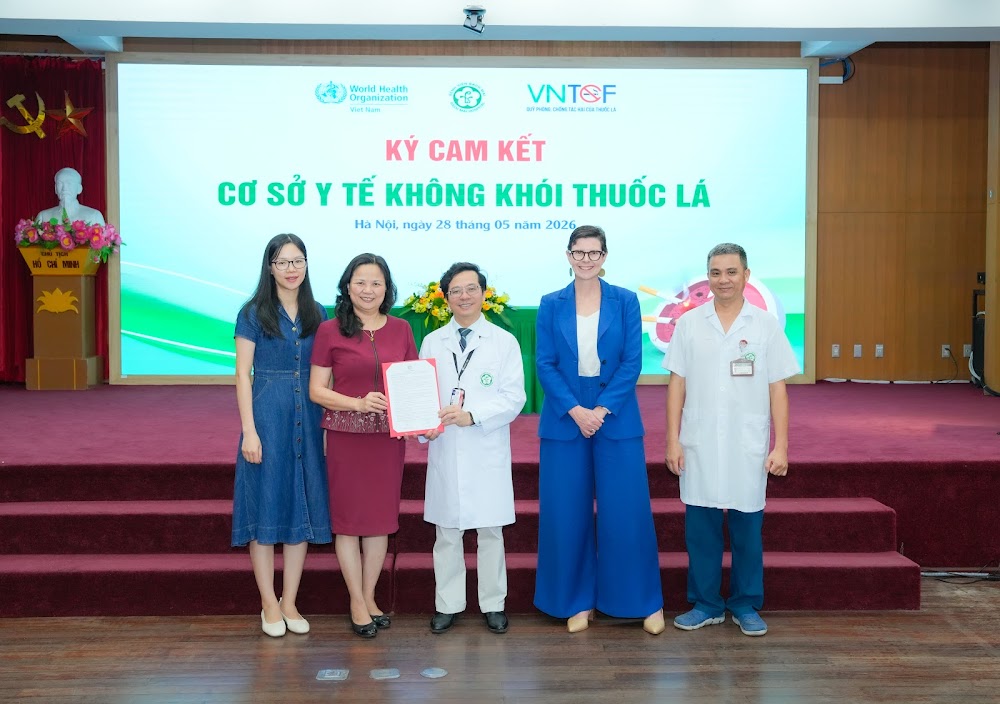 Bệnh viện Bạch Mai đã thực hiện ký cam kết Cơ sở y tế Không khói thuốc lá dưới sự chứng kiến của lãnh đạo WHO và đại diện Quỹ Phòng chống tác hại của thuốc lá - Ảnh: BVCC.