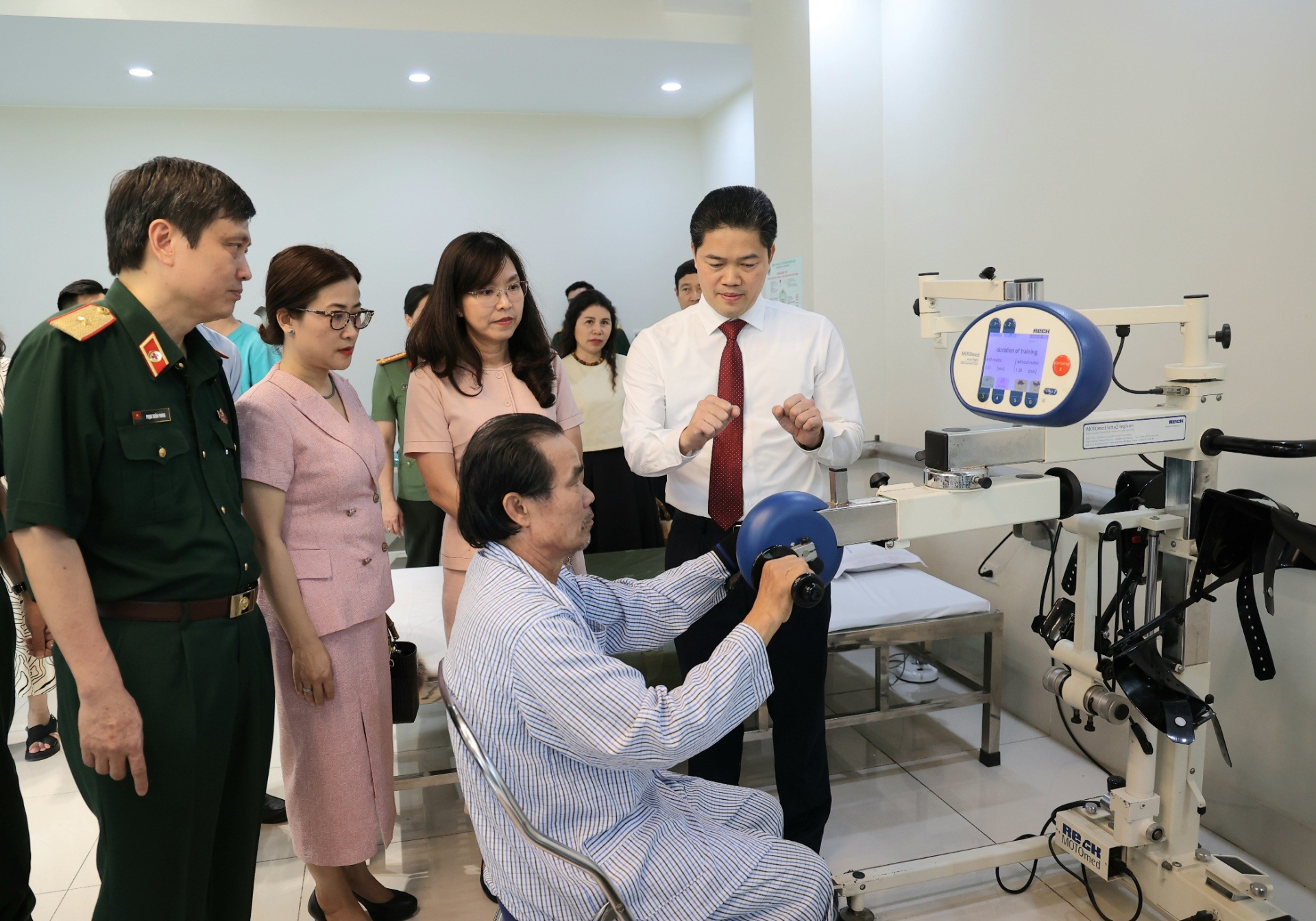 Thứ trưởng Bộ Y tế Vũ Mạnh Hà thăm, trò chuyện với bệnh nhân đang điều trị tại Viện Y học Cổ truyền Quân đội. Ảnh: Trần Minh
