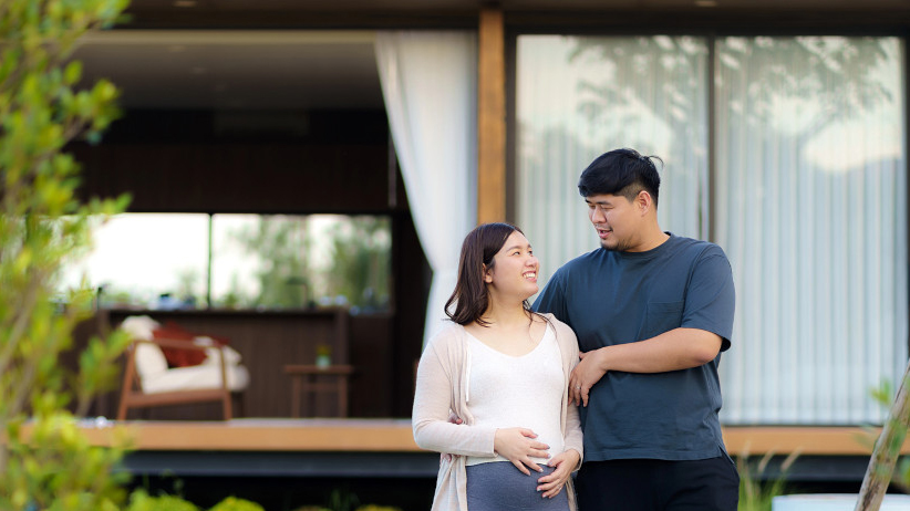 Đi bộ quanh khu phố được tính là vận động cường độ nhẹ có lợi cho thai kỳ 