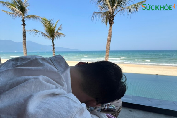Sau những ngày làm việc căng thẳng, được thư giãn bên bờ biển luôn là cảm giác thoải mái nhất, giúp não bộ tăng tiết hormone hạnh phúc serotonin - Ảnh: Hà Chi