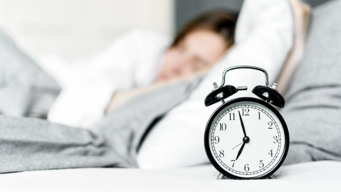 Đi ngủ và thức dậy vào một khung giờ cố định giúp điều chỉnh nhịp sinh học