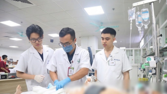 ThS.BS Dương Ngọc Thắng cấp cứu cho người bệnh - Ảnh: BVCC.