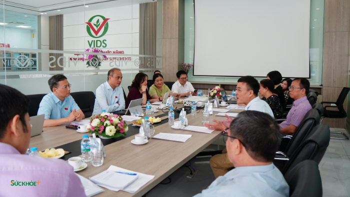 Đoàn công tác của Thường trực Ủy ban Khoa học, Công nghệ và Môi trường ghi nhận và đánh giá cao những ý kiến, đề xuất từ thực tiễn tại Viện Thực phẩm chức năng - Ảnh: Việt An