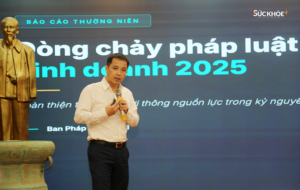 Ông Đậu Anh Tuấn, Phó Tổng thư ký kiêm Trưởng Ban Pháp chế VCCI trình bày Dòng chảy pháp luật kinh doanh năm 2025 - Ảnh: Hiệp Nguyễn/Sức Khỏe+