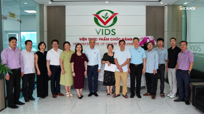 Đoàn công tác chụp ảnh lưu niệm tại Viện Thực phẩm chức năng (VIDS) - Ảnh: Việt An