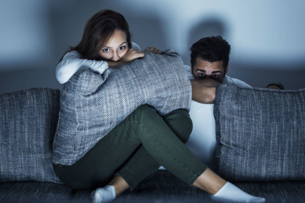 Những người tìm kiếm cảm giác mạnh thường có xu hướng tận hưởng trải nghiệm xem phim kinh dị, trong khi người khác có thể bị kiệt sức về mặt tinh thần.