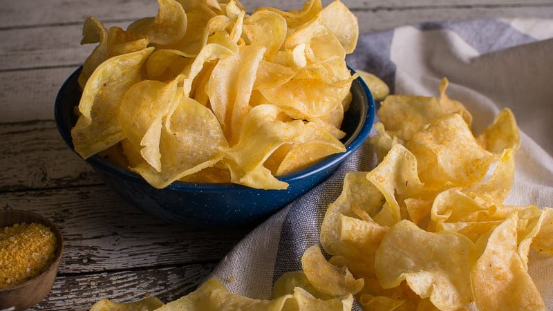 Các loại snack, khoai tây chiên chứa hàm lượng natri cao, dễ gây khát nước