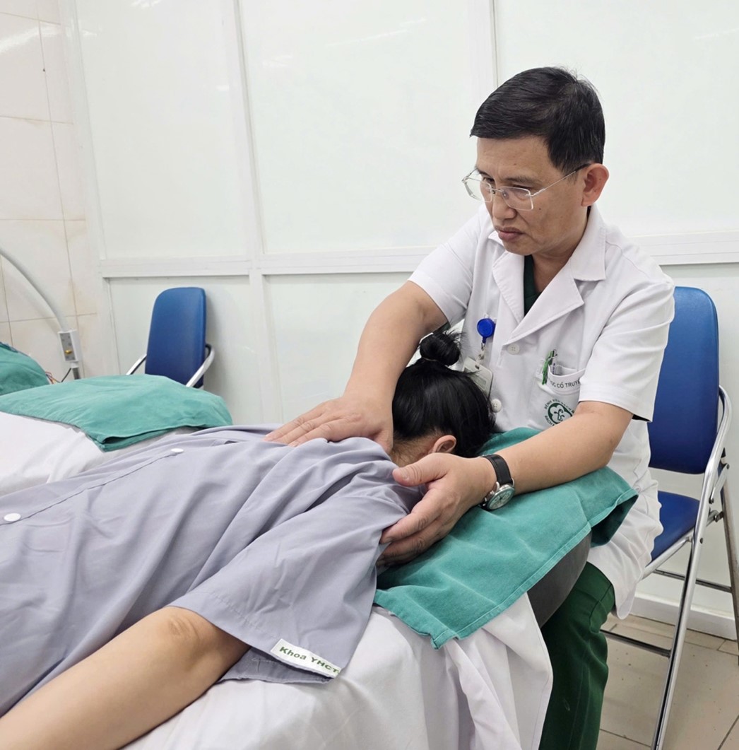 BSCKII Nguyễn Phương Đông, Khoa Y học cổ truyền, Bệnh viện Bạch Mai thực hiện xoa bóp bấm huyệt cho bệnh nhân đau cổ vai gáy - Ảnh: BVCC