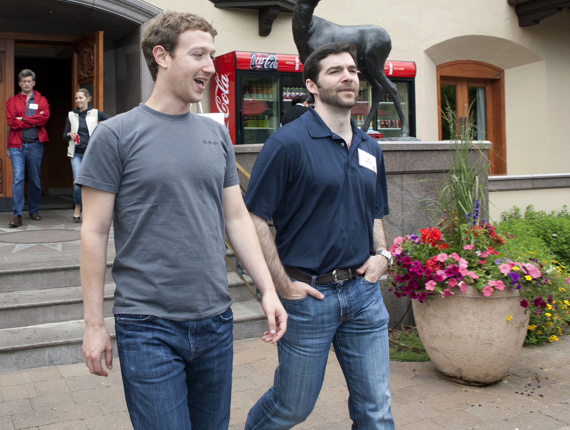 Mark Zuckerberg (CEO Facebook) trò chuyện cùng Jeff Weiner (cựu CEO LinkedIn) trong lúc đi bộ. Ảnh: Huffington Post