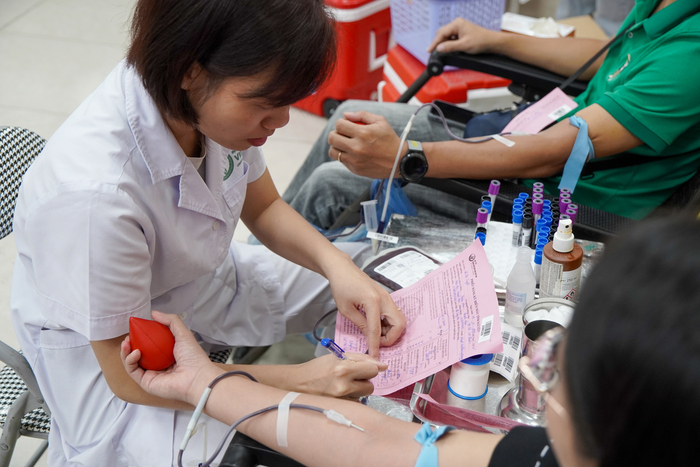 Người hiến máu hoàn toàn được xét nghiệm và biết chính xác nhóm máu của mình mà không tốn chi phí