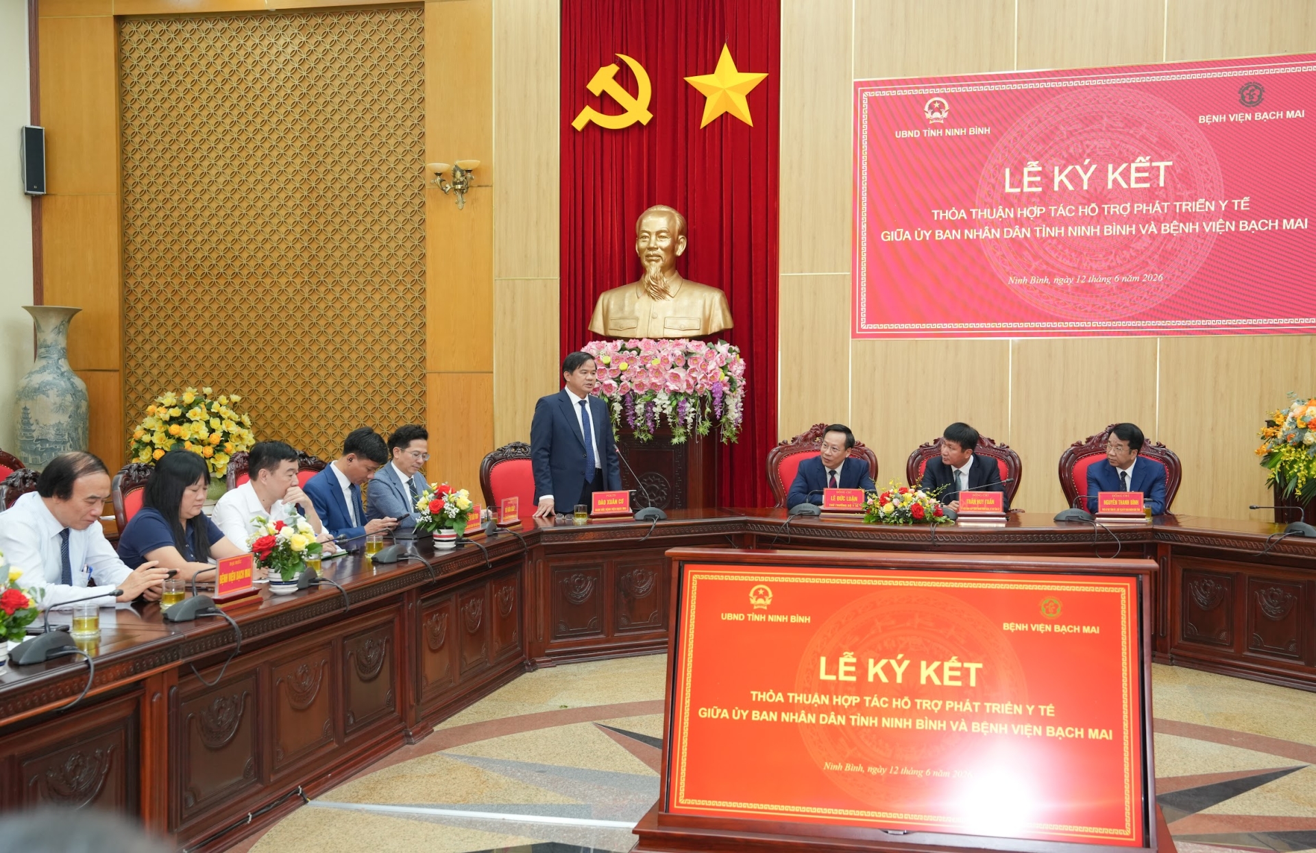 PGS.TS Đào Xuân Cơ, Giám đốc Bệnh viện Bạch Mai phát biểu tại lễ ký kết - Ảnh: Thành Dương