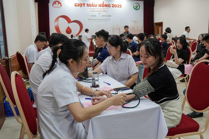 Khám sàng lọc tình trạng sức khỏe hiện tại, các bệnh lý đang mắc hoặc tiền sử bệnh tật để quyết định người dân có đủ điều kiện hiến máu hay không