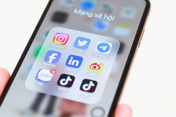 Mặc dù FOMO ngày càng phổ biến, các chuyên gia cho rằng hoàn toàn có thể kiểm soát cảm giác này bằng những thay đổi nhỏ trong thói quen hằng ngày.