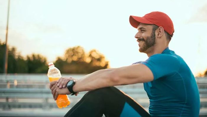 Người tập thể dục uống nước ngọt có ga gây nguy cơ suy thận cấp