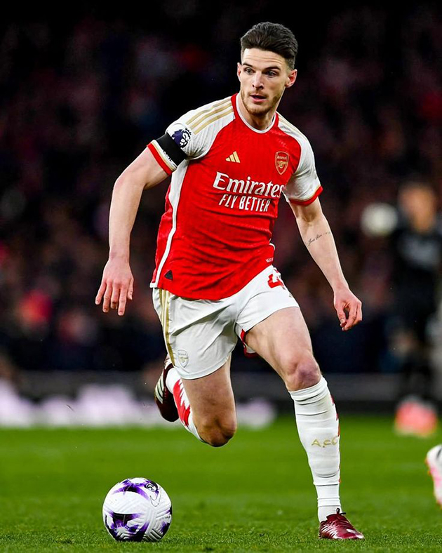 Decon Rice của Arsenal và ĐT Anh là mẫu tiền vệ phòng ngự hiện đại khi vừa phòng ngự ấn tượng lại vừa có thể cầm bóng và phân phối lên trên rất tốt