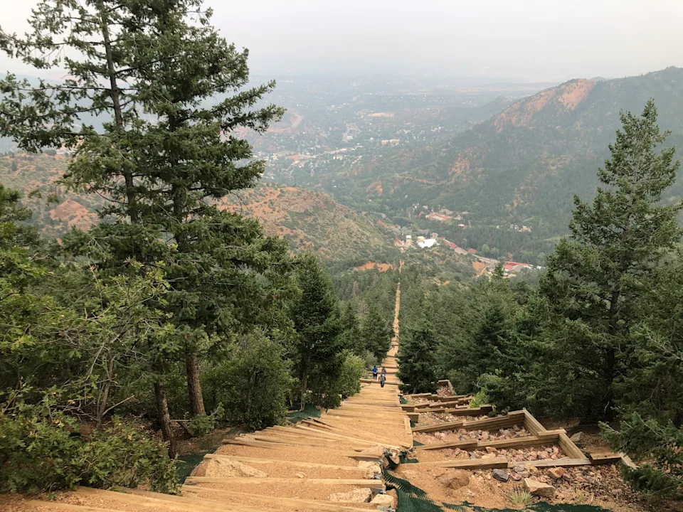 Manitou Incline tại Colorado Springs (Mỹ) là con đường đòi hỏi thể lực rất cao, không dành cho người có bệnh lý nền - Ảnh: Getty Images.