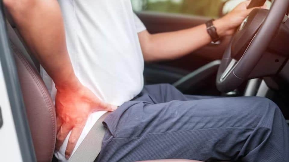 Ngồi lái xe đường dài liên tục tạo áp lực vật lý rất lớn, khiến đĩa đệm dễ bị tổn thương và thoái hóa