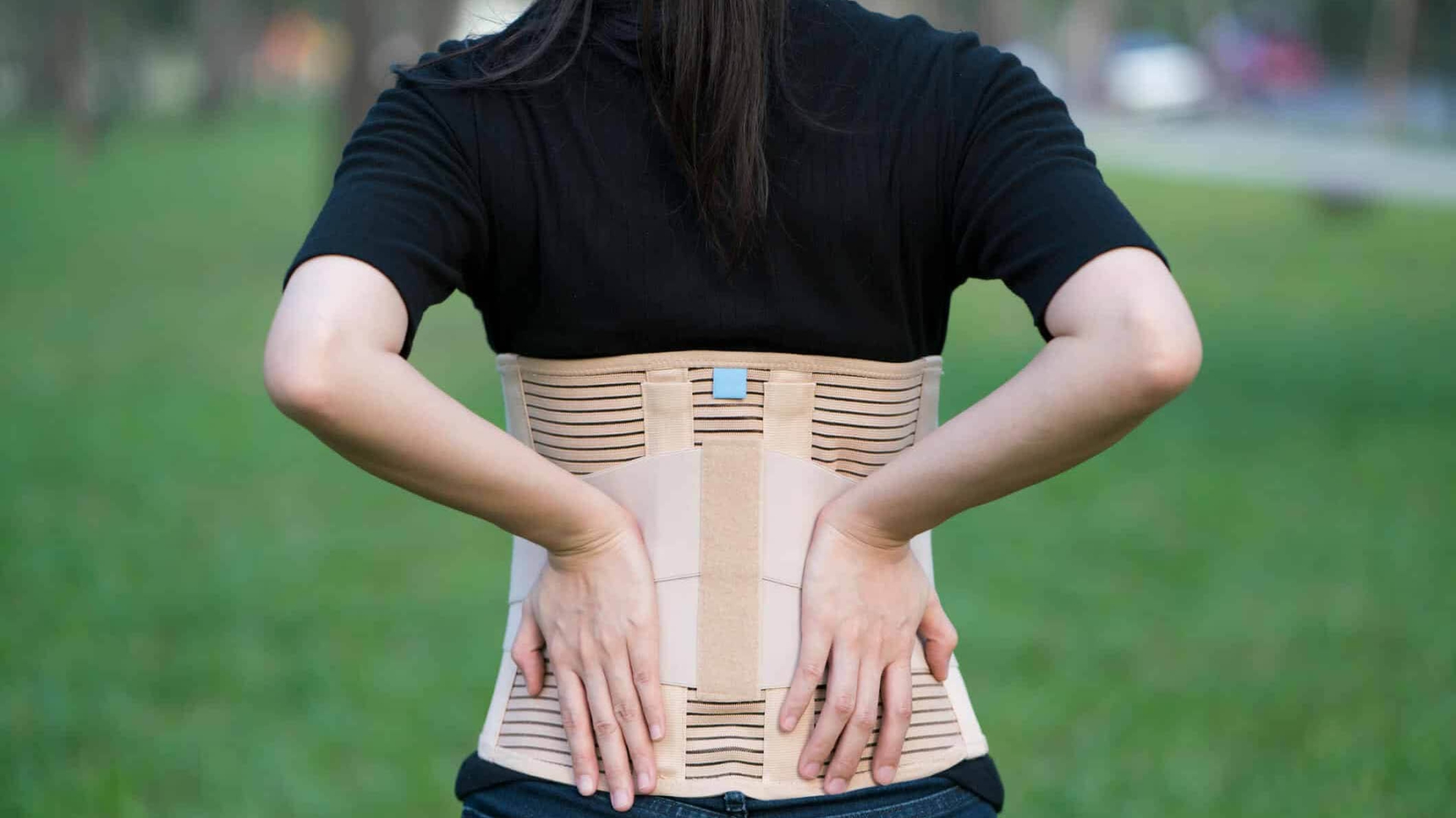 Sử dụng đai đeo hỗ trợ thắt lưng đúng cách giúp cố định cột sống, giảm áp lực lên vùng lưng