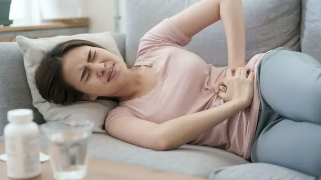Đau bụng dữ dội đi kèm thay đổi dịch tiết là dấu hiệu vỡ u nang buồng trứng nghiêm trọng