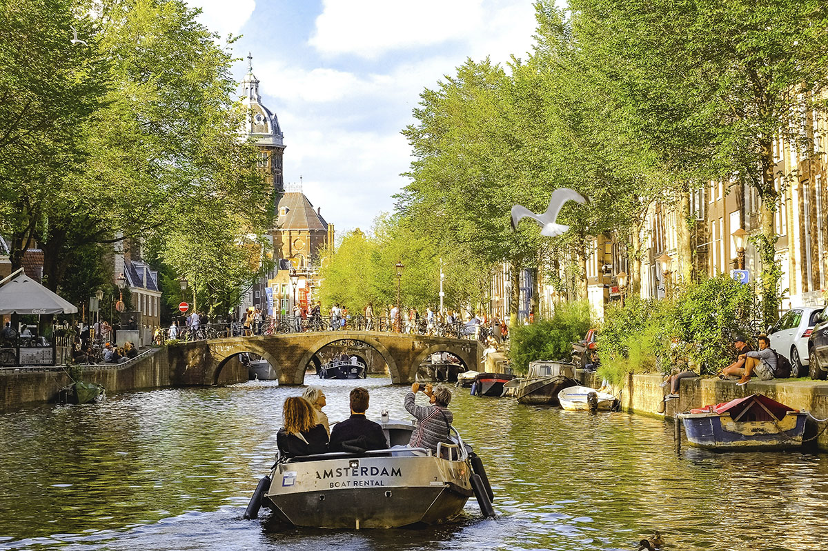 Amsterdam nổi tiếng với mạng lưới kênh đào được xây dựng từ thế kỷ XVII - Ảnh: Pixabay