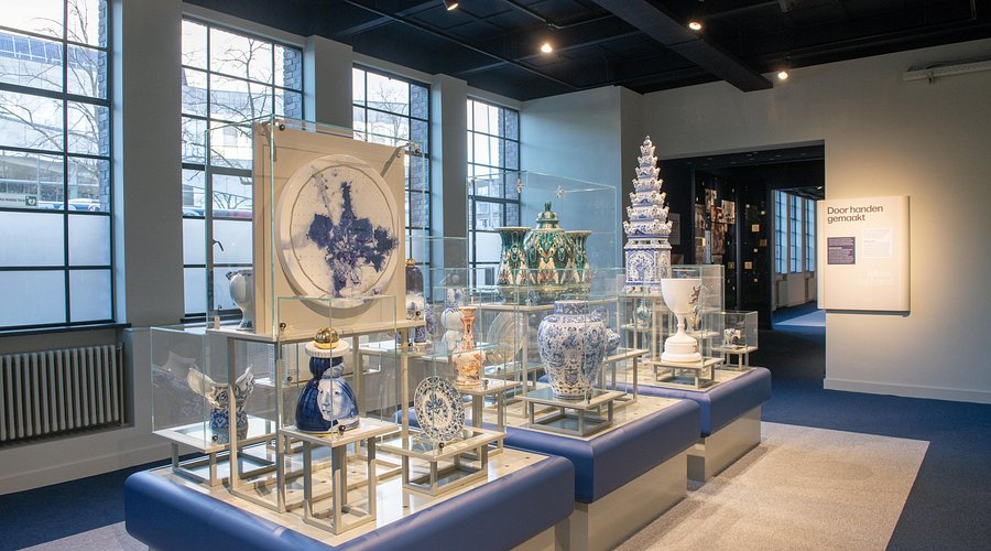 Xưởng Royal Delft lưu giữ truyền thống sản xuất gốm xanh trắng từ thế kỷ XVII - Ảnh: tripadvisor.com