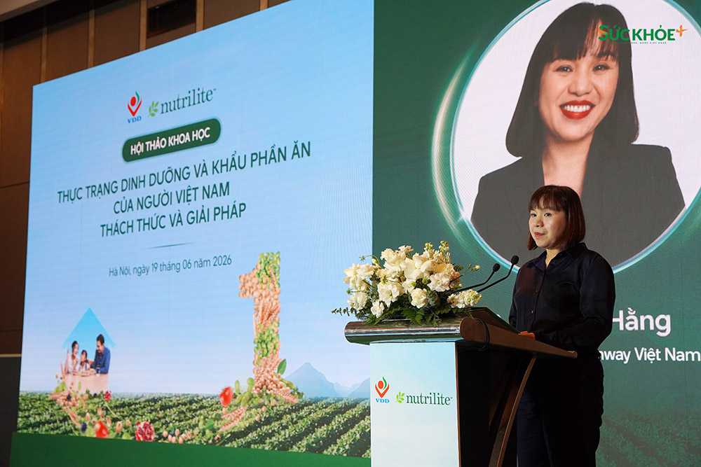 Bà Ôn Minh Hằng, Phó Tổng Giám đốc Amway Việt Nam chia sẻ tại Hội thảo - Ảnh: Hiệp Nguyễn/Sức khỏe+