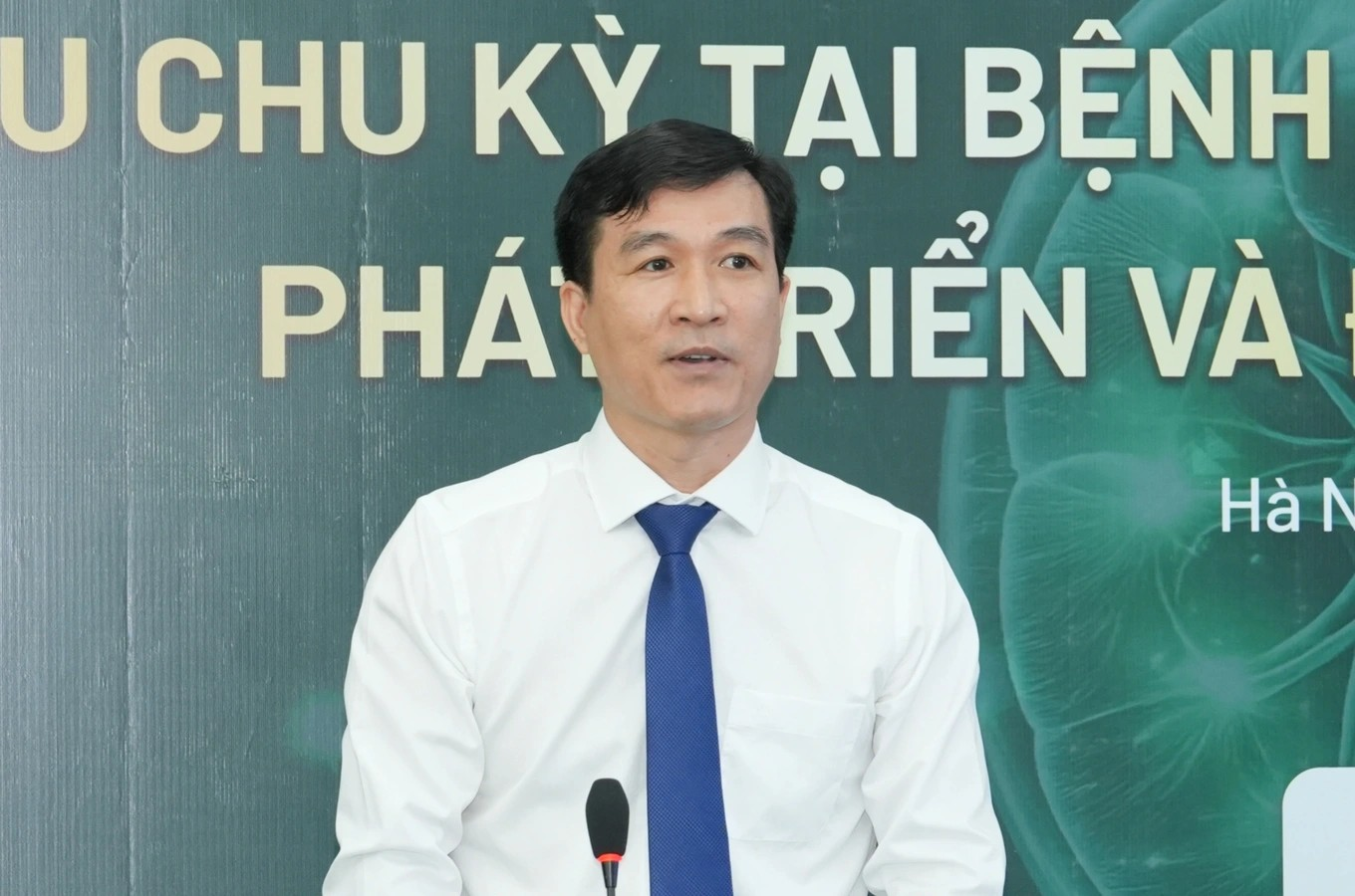 TS.BS Nghiêm Trung Dũng, Giám đốc Trung tâm Thận - Tiết niệu và Lọc máu, Bệnh viện Bạch Mai khuyến cáo, khi có các biểu hiện bất thường ở nước tiểu cần đi khám sớm - Ảnh: Thành Dương


