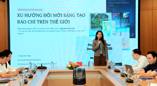 Tiến sĩ Ngô Bích Ngọc, Trưởng khoa Truyền thông Đa phương tiện, Đại học Swinburne Việt Nam, trình về những ảnh hưởng của báo chí trên thế giới từ sự suy giảm lòng tin của công chúng - Ảnh: Đức Bình/Sức khỏe+